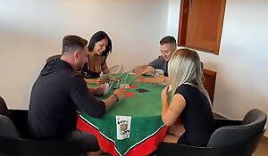 Um jogo de cartas acabou em troca de casal com Kel Dolls e a Bruna Carlos! Continua no RED.