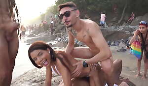 Daped-In-Public #3 : Bianca DANTAS fucks approximately portray be required of a lot be required of folks at an overflooded beach (DAP, anal, public sex, monster cocks, voyeur, perfect ass, ATM, 3on1) OB299