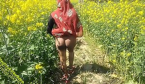 गांव की मजदूर की मलाईदार देसी चूत को खेत में चोदा हिंदी में अश्लील