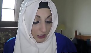 Hot arabic amateur gives bawdy cleft be fitting of place to break the ice