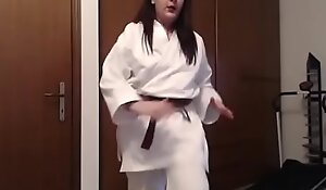 Giovane ragazza karateka suda e si allena mostrandoti il suo caldo corpo sudato