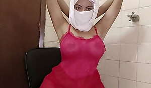 Fantastic arabian hijabi slut masturbate blasting cunt alongside niqab first of all cam