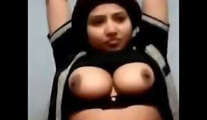 Indian Aunty displaying huge boobs surpassing cam