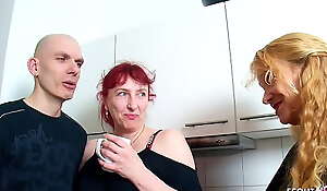 Reife deutsche Hausfrau schenkt Ehemann ersten FFM Dreier in der Küche