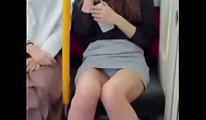電車の向かいに座る女性がパンツを見せてきます