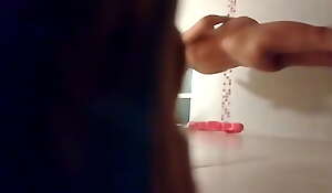 Espiando a Camila en el baño