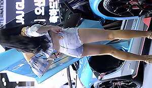 公众号【91萌小喵】性感可爱一体的韩国车模，超短牛仔