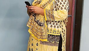 35 Year Superannuated (Ayesha Bhabhi) bakaya paisa lene aye the, paise ke badle padose se kiya Choda Chudi, Hindi Audio - Pakistan