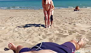 Picked Anent Random Stranger on Public Shore for Quick Fuck Hotwife Clogged up