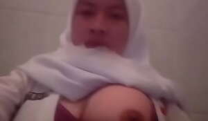 Jilbab SMA Di Kamar Mandi