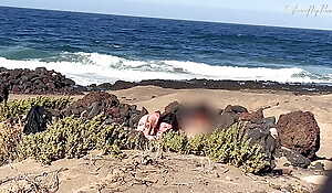 Naturist BEACH BLOWJOB: I show my hard cock everywhere a bitch that asks me for a Butt-cheeks and cum in her mouth.